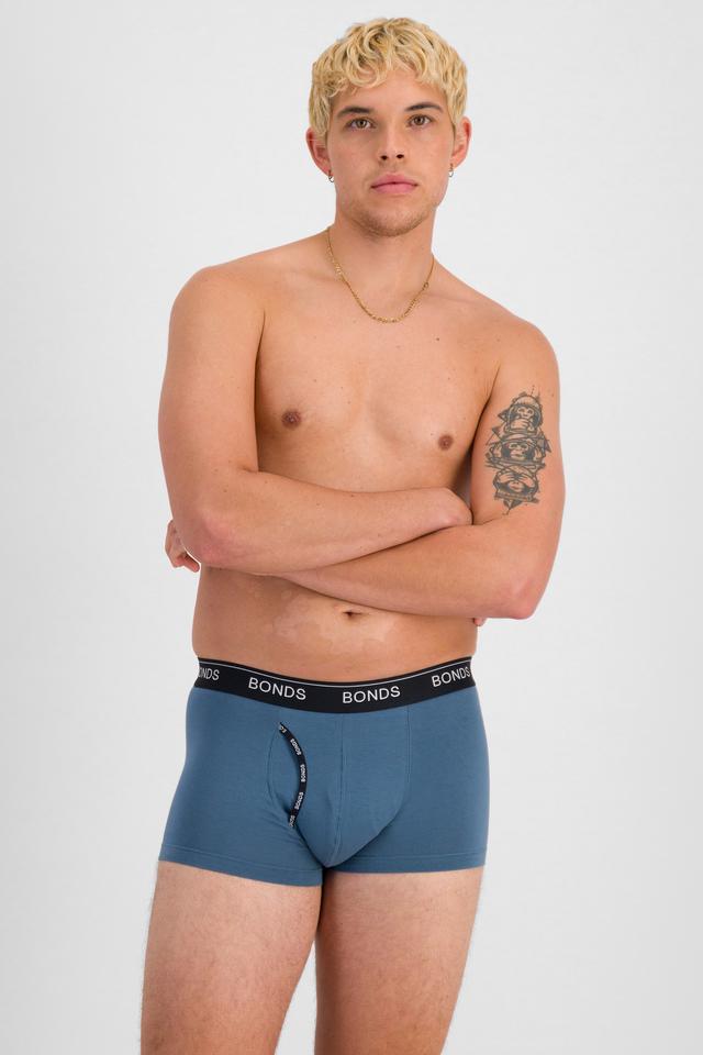 TOBIAS (He/Him) wears size M and is 187cm tall with 93cm chest and 78cm waist
