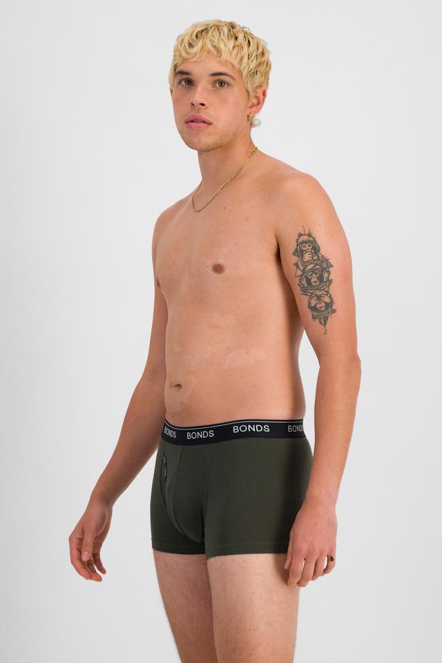 TOBIAS (He/Him) wears size M and is 187cm tall with 93cm chest and 78cm waist