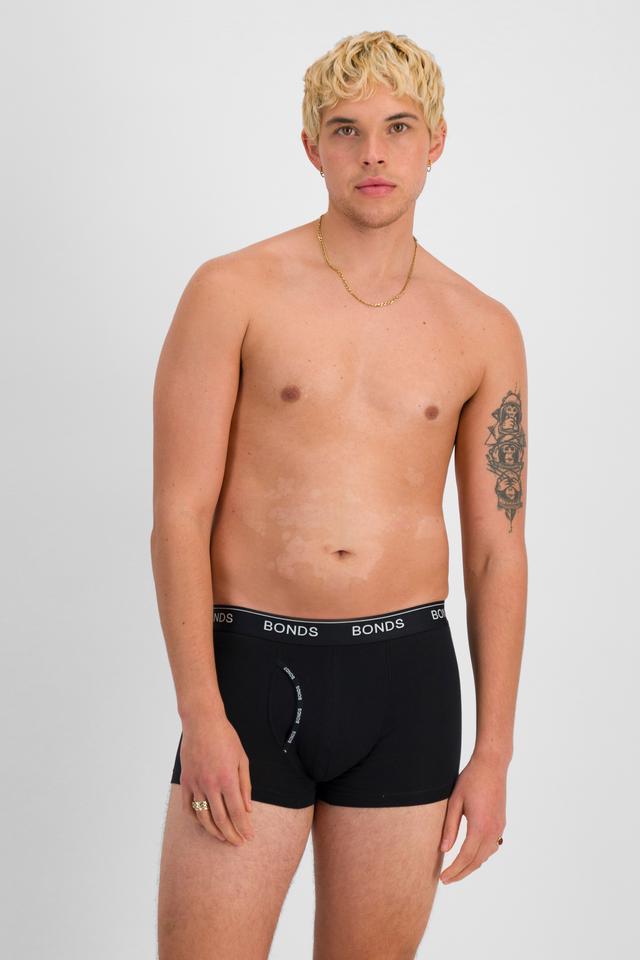 TOBIAS (He/Him) wears size M and is 187cm tall with 93cm chest and 78cm waist