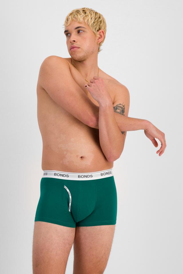 TOBIAS (He/Him) wears size M and is 187cm tall with 93cm chest and 78cm waist
