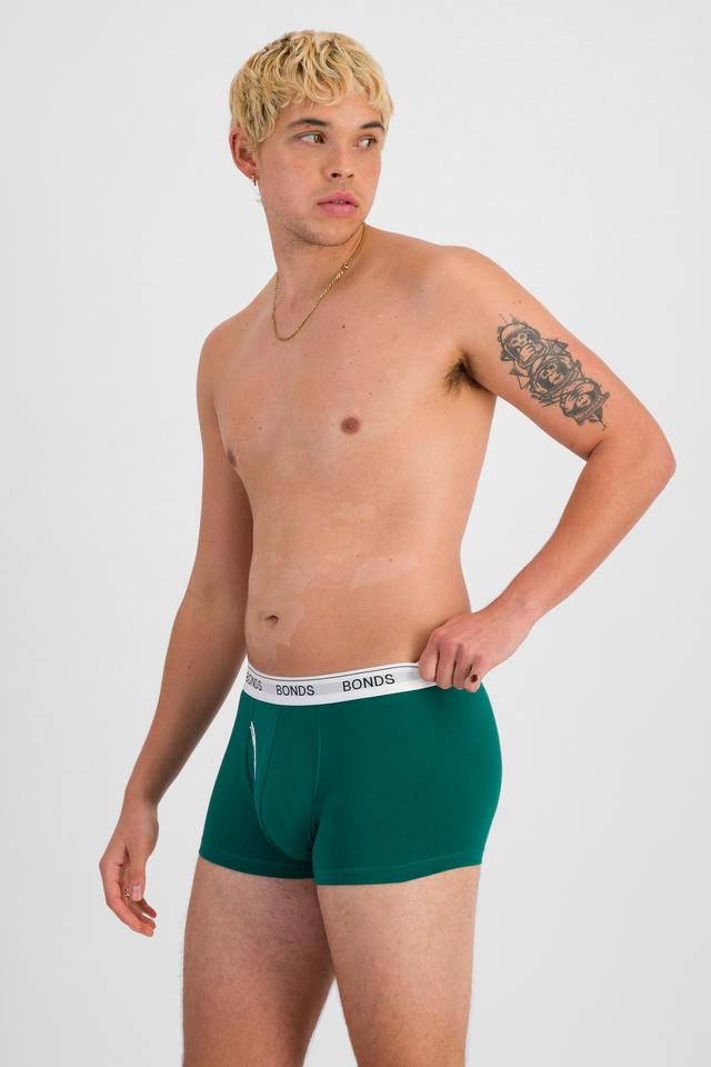 TOBIAS (He/Him) wears size M and is 187cm tall with 93cm chest and 78cm waist