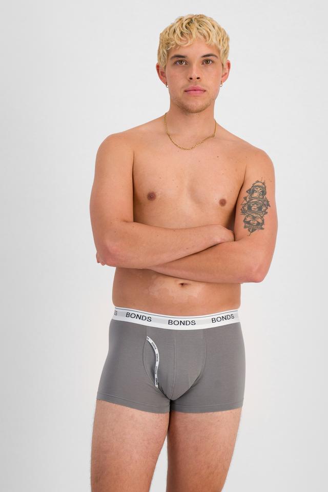 TOBIAS (He/Him) wears size M and is 187cm tall with 93cm chest and 78cm waist