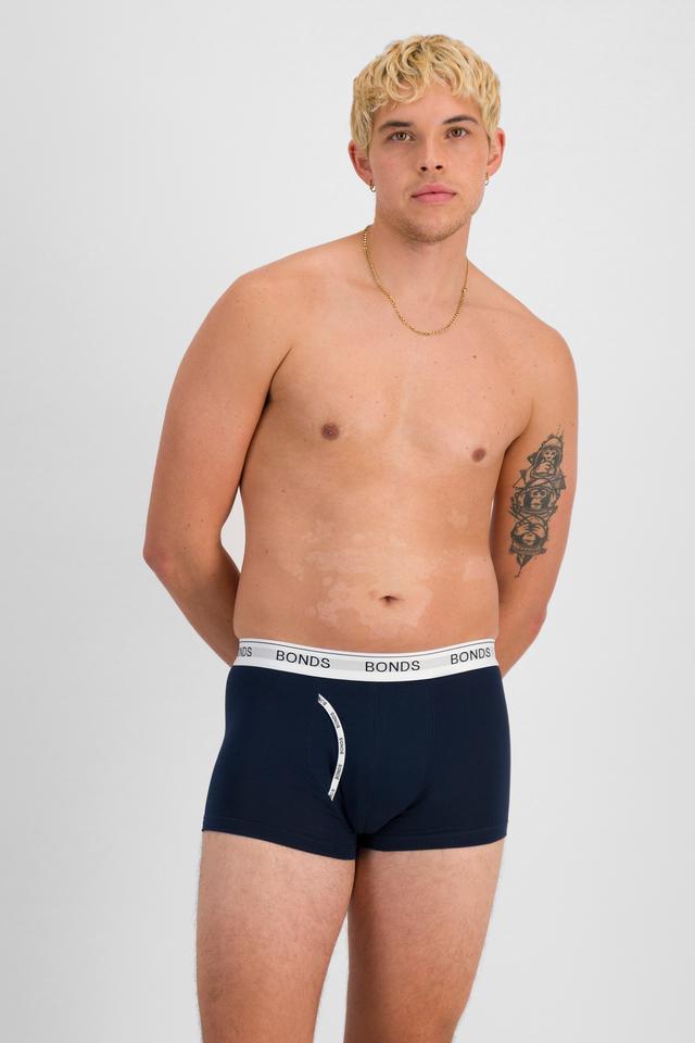 TOBIAS (He/Him) wears size M and is 187cm tall with 93cm chest and 78cm waist