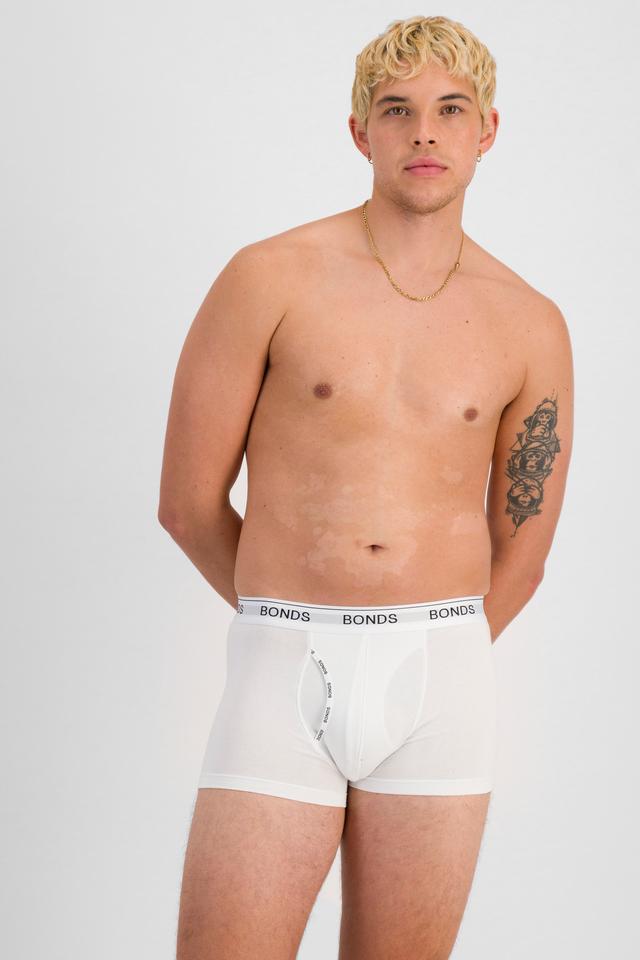 TOBIAS (He/Him) wears size M and is 187cm tall with 93cm chest and 78cm waist