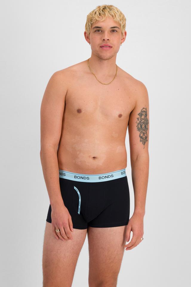 TOBIAS (He/Him) wears size M and is 187cm tall with 93cm chest and 78cm waist