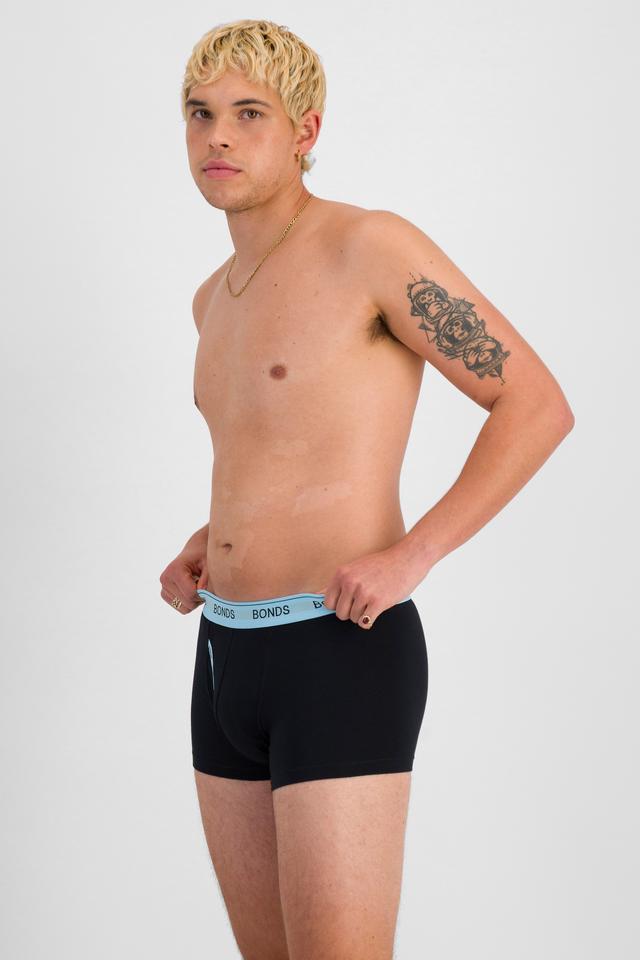 TOBIAS (He/Him) wears size M and is 187cm tall with 93cm chest and 78cm waist