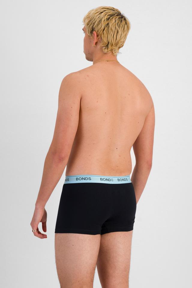 TOBIAS (He/Him) wears size M and is 187cm tall with 93cm chest and 78cm waist
