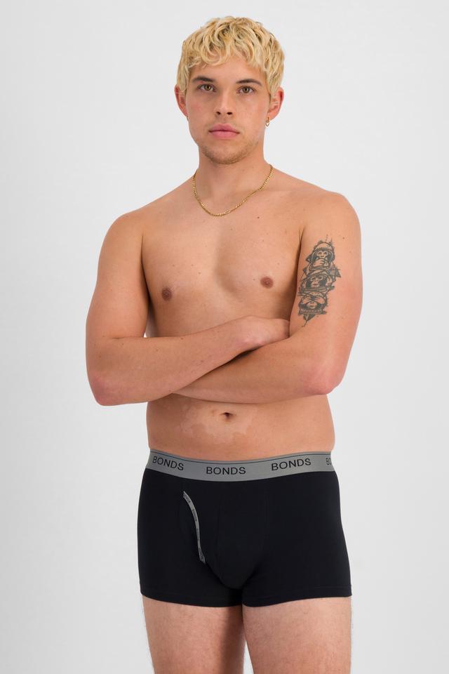 TOBIAS (He/Him) wears size M and is 187cm tall with 93cm chest and 78cm waist