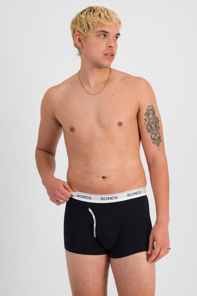 TOBIAS (He/Him) wears size M and is 187cm tall with 93cm chest and 78cm waist