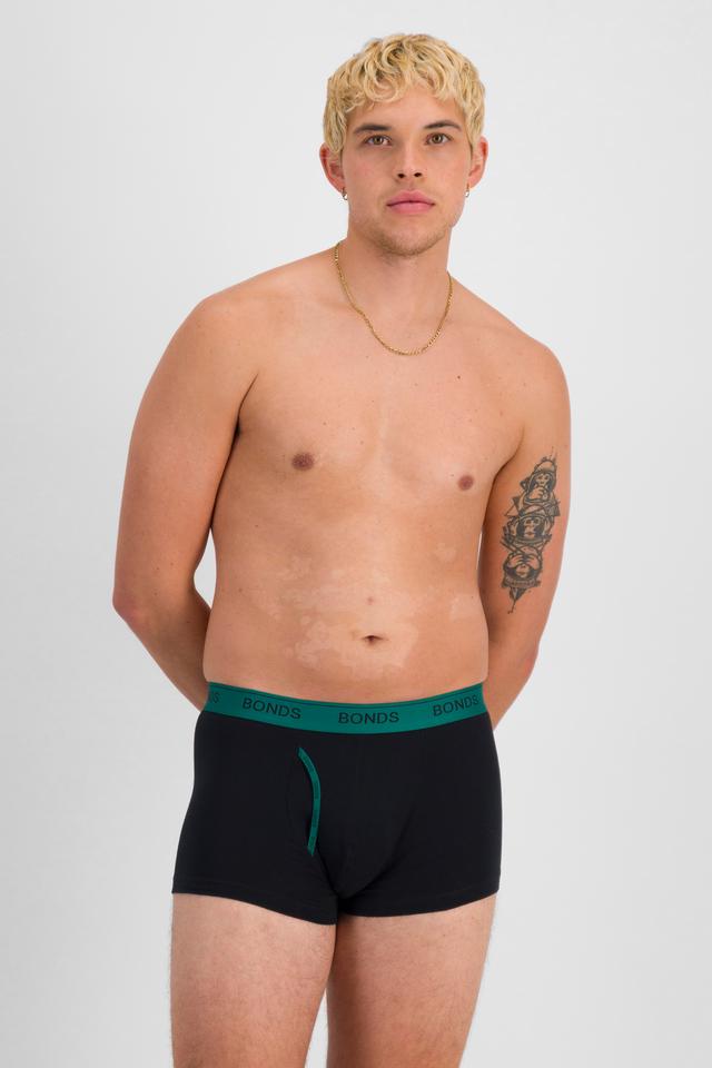 TOBIAS (He/Him) wears size M and is 187cm tall with 93cm chest and 78cm waist