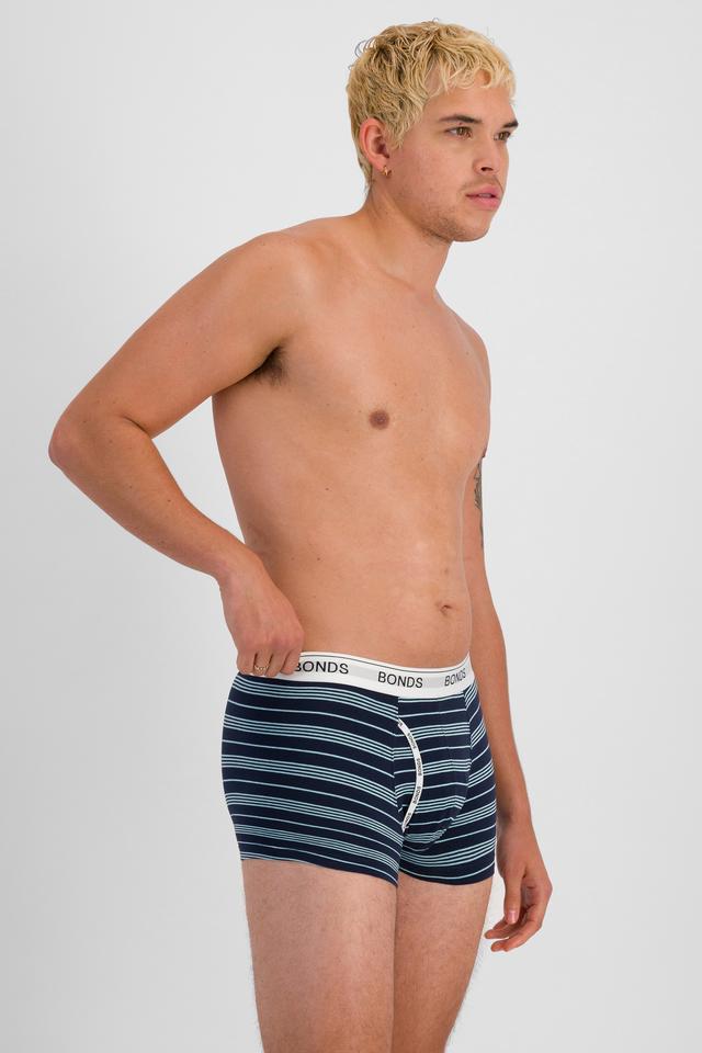 TOBIAS (He/Him) wears size M and is 187cm tall with 93cm chest and 78cm waist
