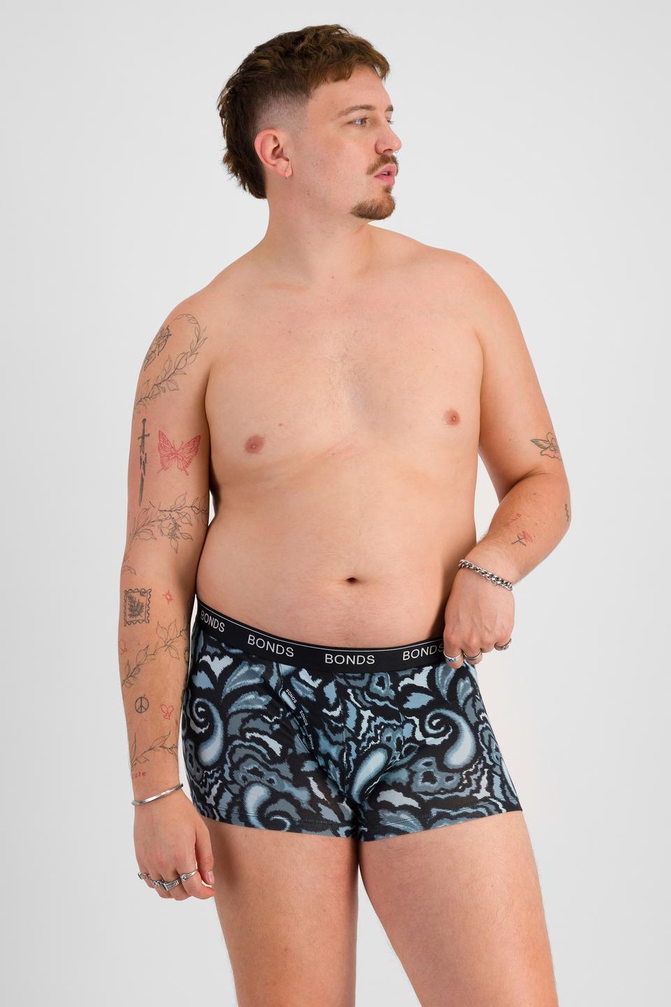 Jake (He/Him) wears size XL and is 195cm tall with 115cm chest and 106cm waist