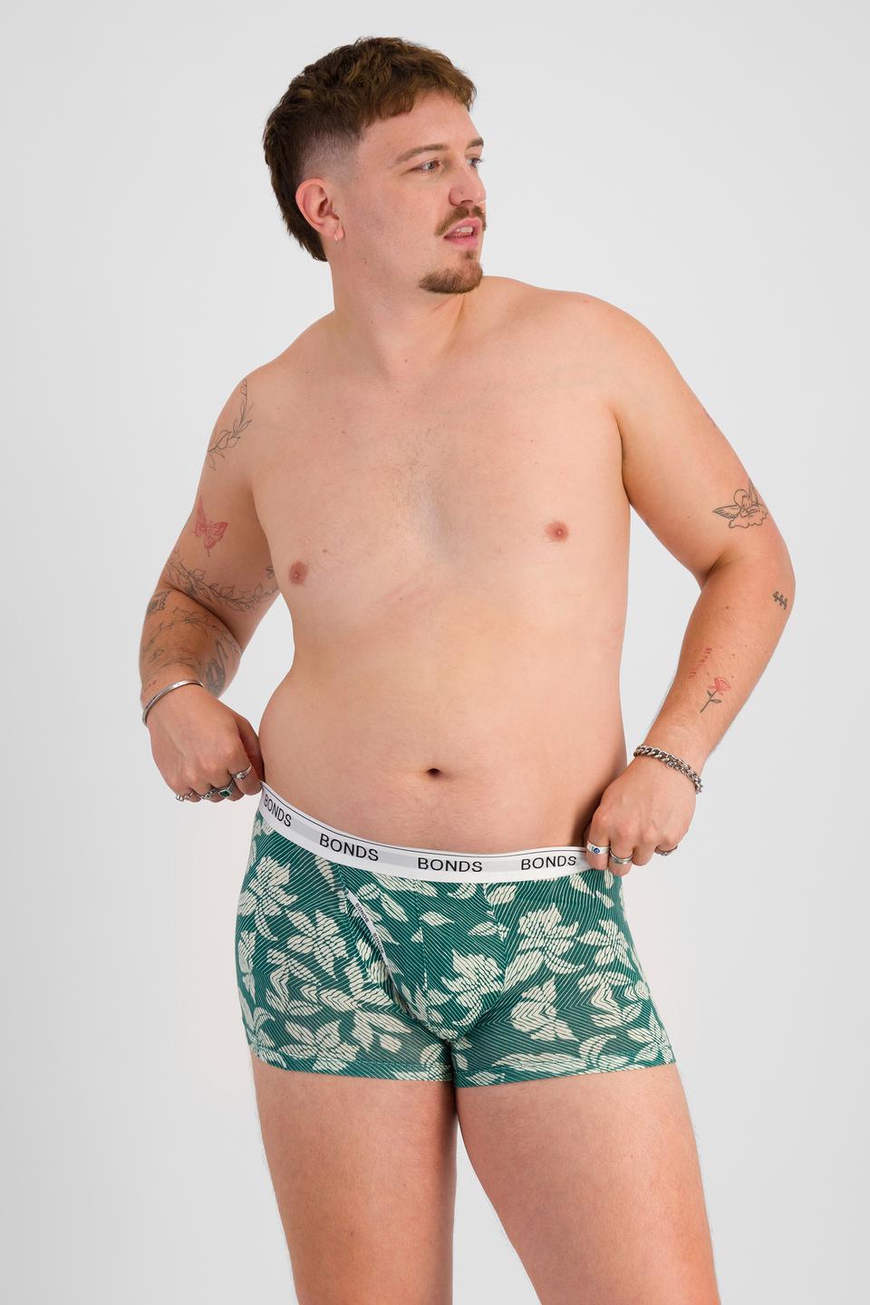 Jake (He/Him) wears size XL and is 195cm tall with 115cm chest and 106cm waist