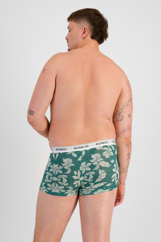 Jake (He/Him) wears size XL and is 195cm tall with 115cm chest and 106cm waist