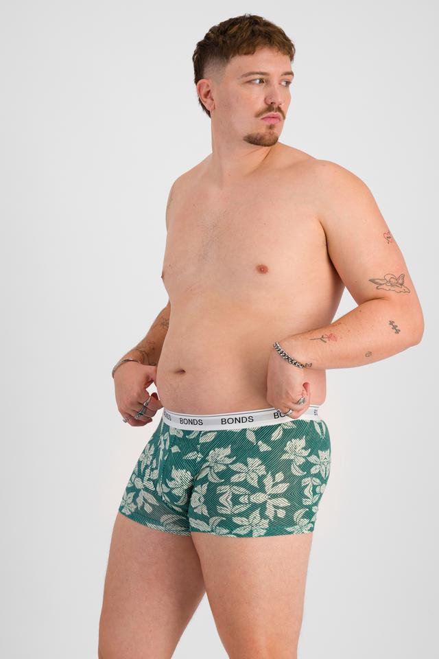Jake (He/Him) wears size XL and is 195cm tall with 115cm chest and 106cm waist