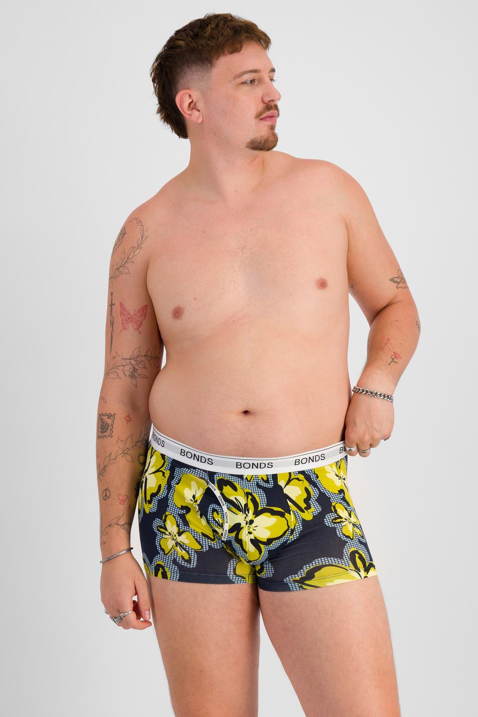 Jake (He/Him) wears size XL and is 195cm tall with 115cm chest and 106cm waist