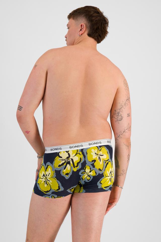 Jake (He/Him) wears size XL and is 195cm tall with 115cm chest and 106cm waist