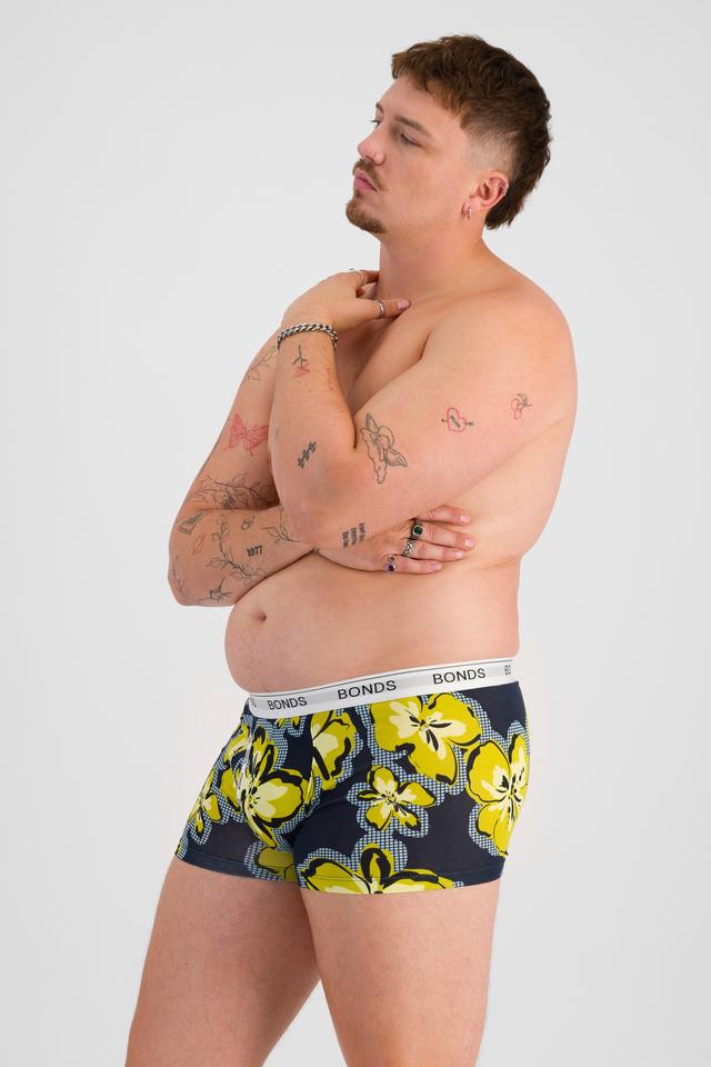 Jake (He/Him) wears size XL and is 195cm tall with 115cm chest and 106cm waist