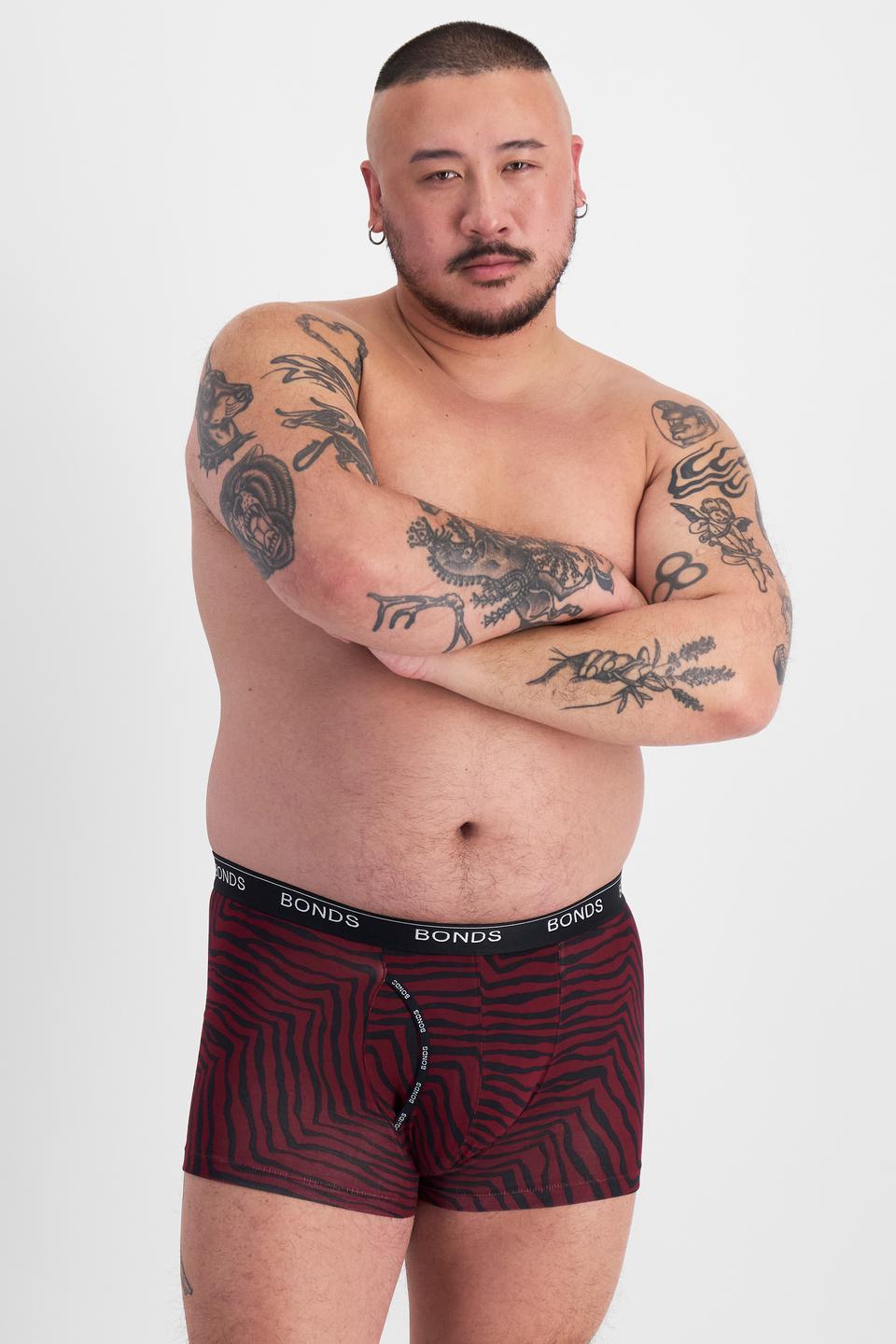 Mike (He/Him) wears size XL and is 180cm tall with 120cm chest and 96cm waist