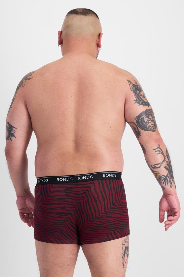 Mike (He/Him) wears size XL and is 180cm tall with 120cm chest and 96cm waist