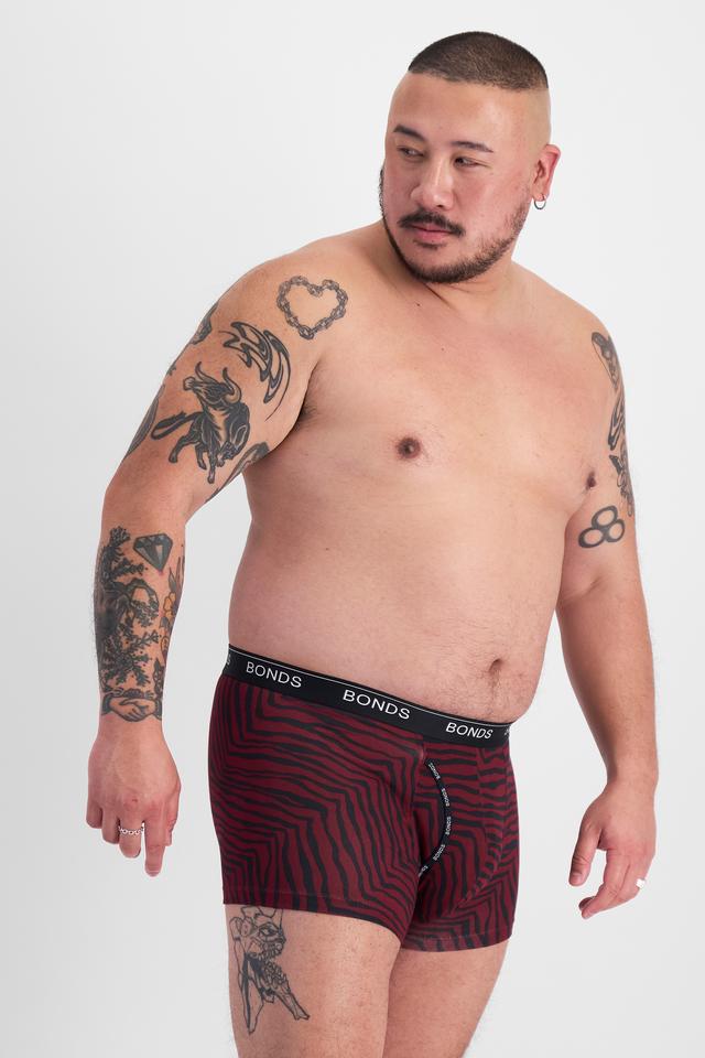 Mike (He/Him) wears size XL and is 180cm tall with 120cm chest and 96cm waist