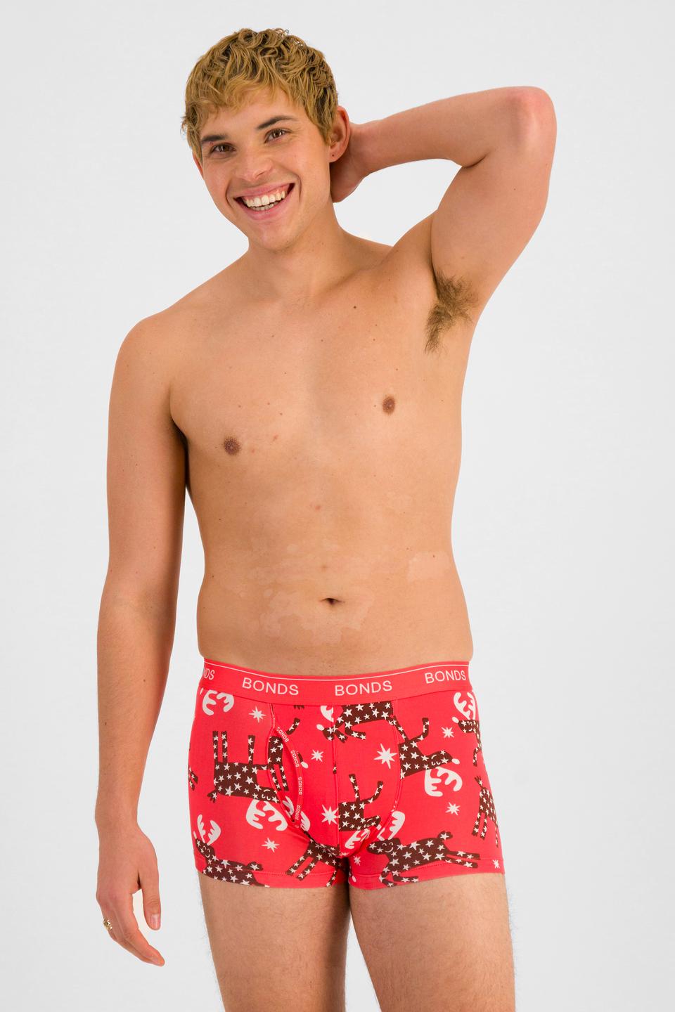 TOBIAS (He/Him) wears size M and is 187cm tall with 93cm chest and 78cm waist