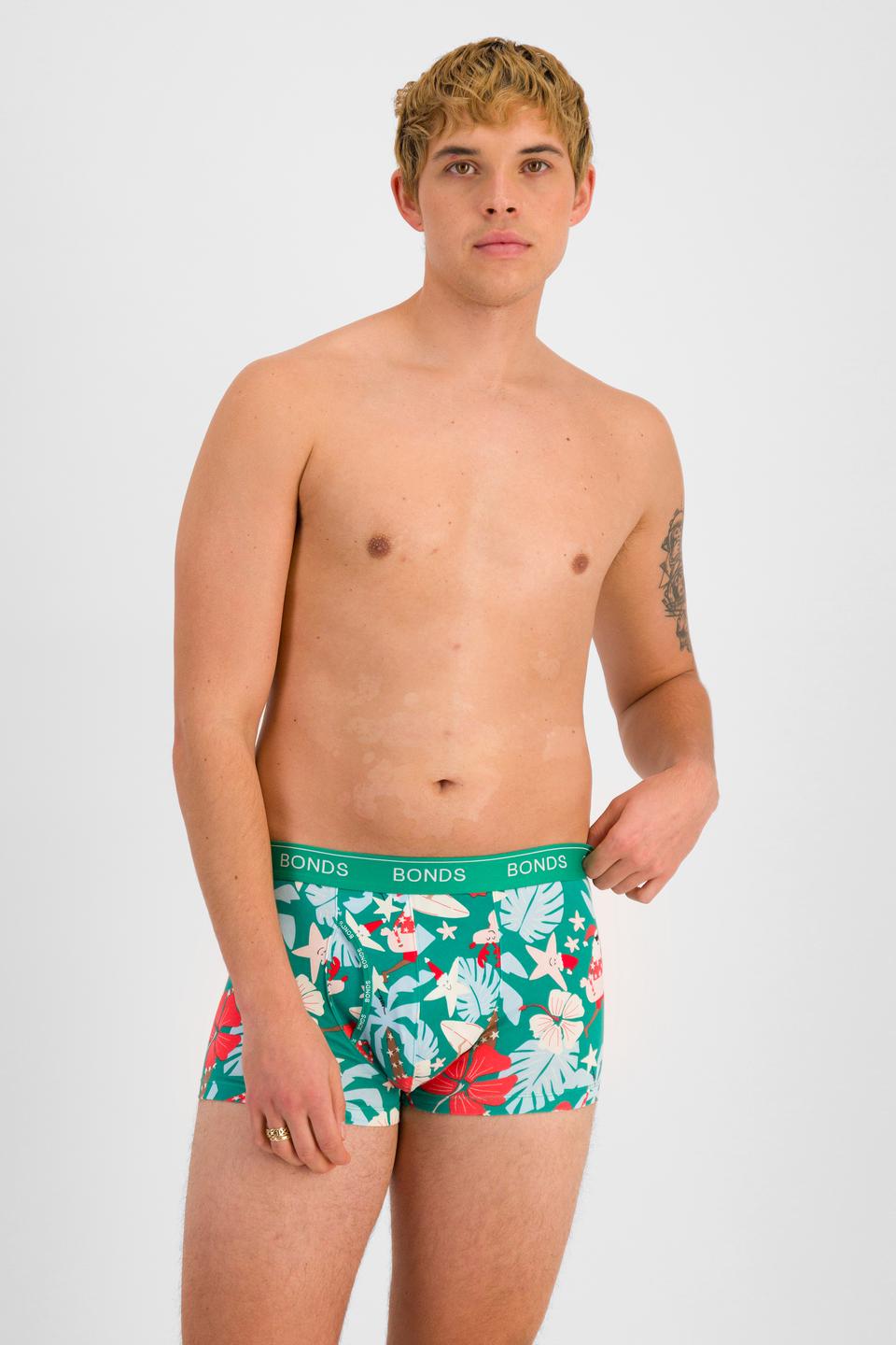 TOBIAS (He/Him) wears size M and is 187cm tall with 93cm chest and 78cm waist