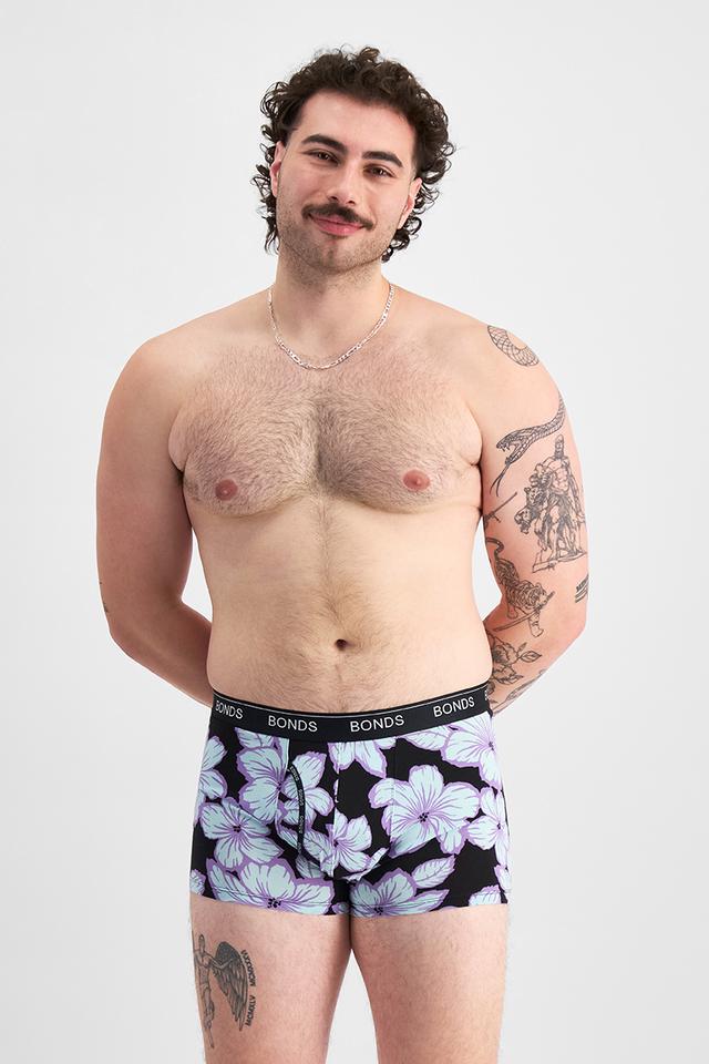 Sam (He/Him) wears size XL and is 178cm tall with 112cm chest