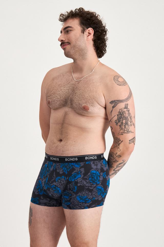 Sam (He/Him) wears size XL and is 178cm tall with 112cm chest
