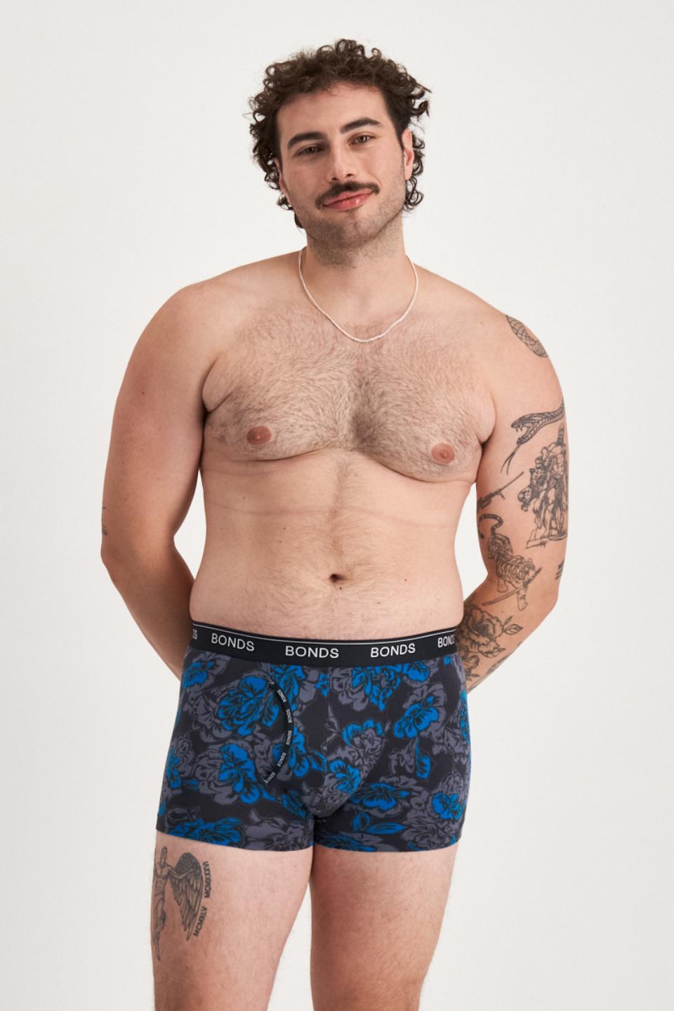 Sam (He/Him) wears size XL and is 178cm tall with 112cm chest