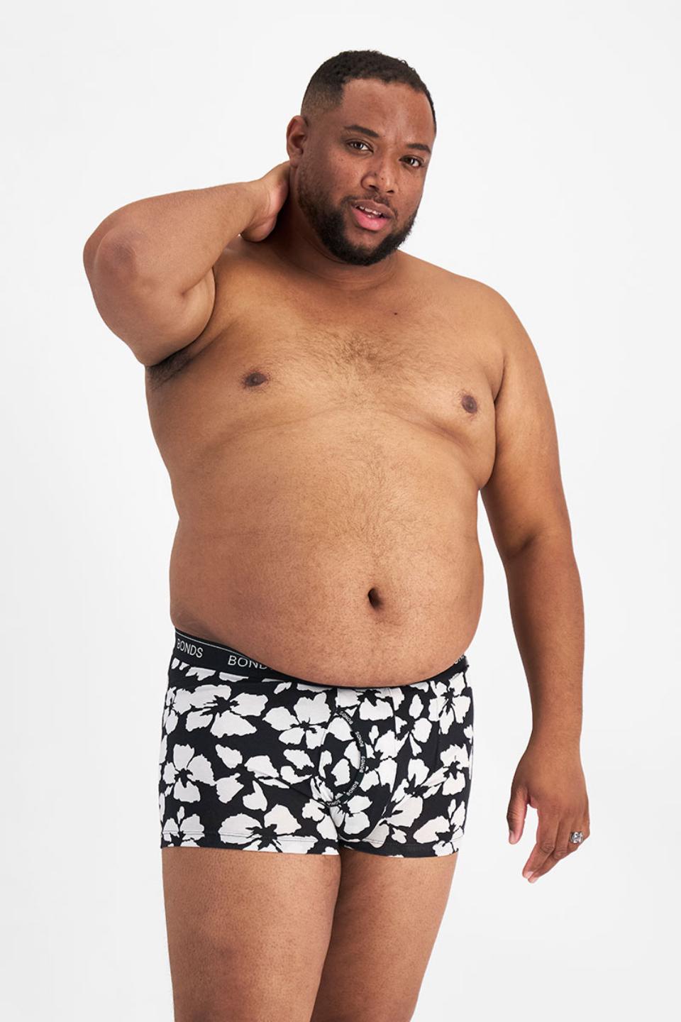 Jonathan (He/Him) wears size XL and is 183cm tall with 124cm chest and 107cm waist
