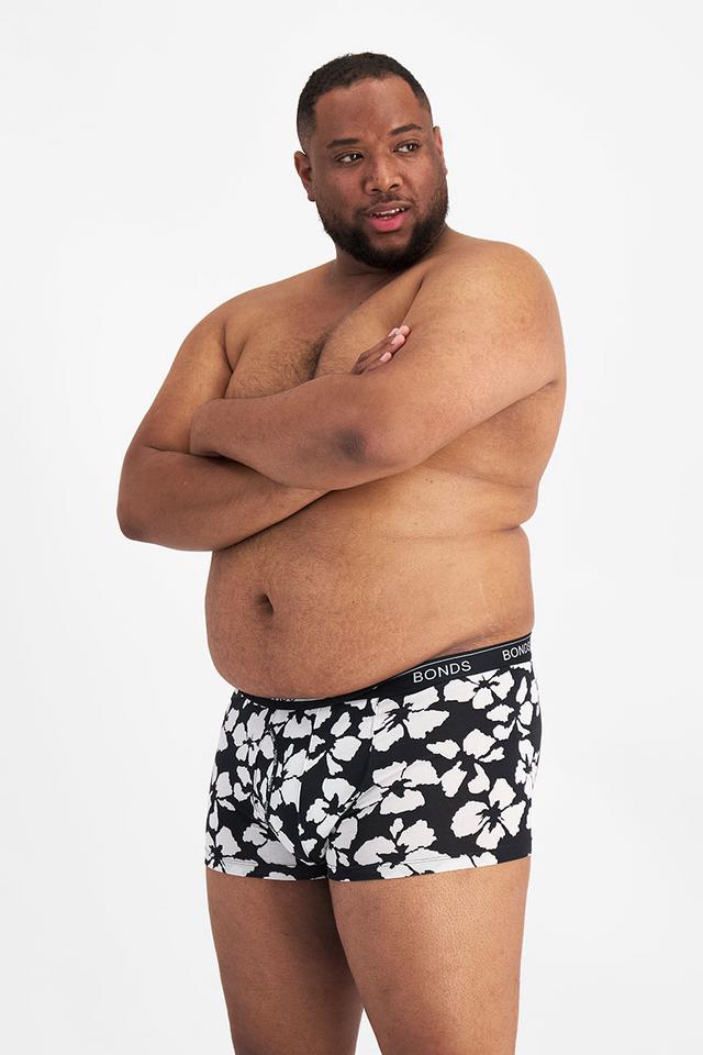 Jonathan (He/Him) wears size XL and is 183cm tall with 124cm chest and 107cm waist