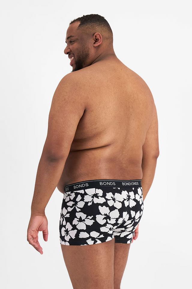 Jonathan (He/Him) wears size XL and is 183cm tall with 124cm chest and 107cm waist