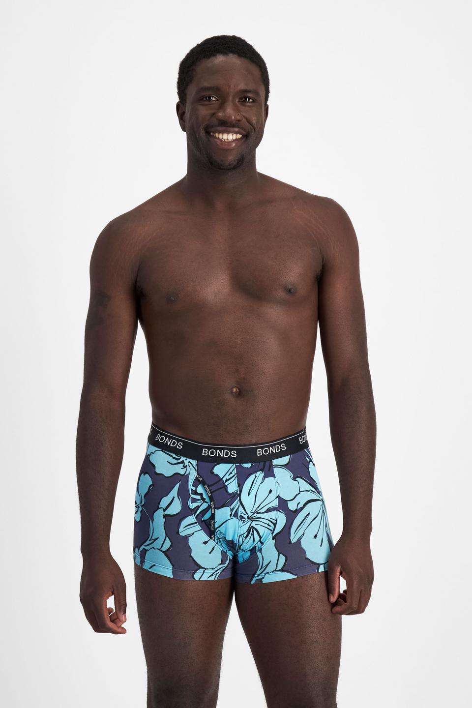 Emmanuel (He/Him) wears size M and is 183cm tall with 97cm chest and 81cm waist