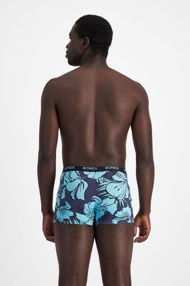 Emmanuel (He/Him) wears size M and is 183cm tall with 97cm chest and 81cm waist