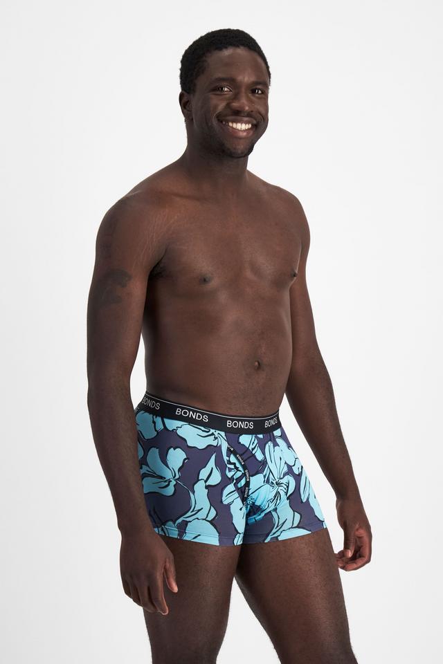 Emmanuel (He/Him) wears size M and is 183cm tall with 97cm chest and 81cm waist