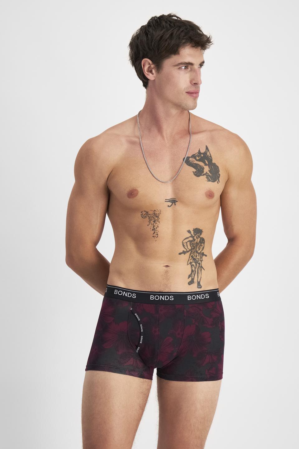 JOSH (He/Him) wears size M and is 185.48cm tall with 99cm chest and 81cm waist