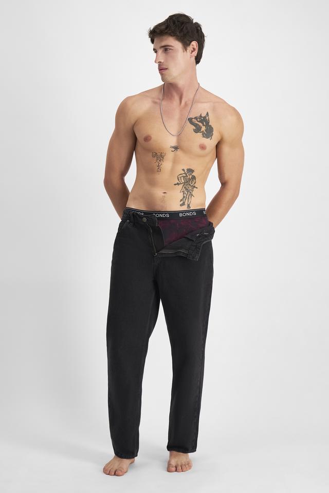 JOSH (He/Him) wears size M and is 185.48cm tall with 99cm chest and 81cm waist