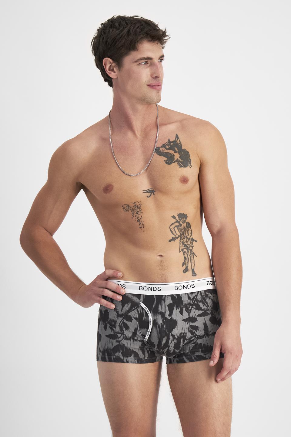 JOSH (He/Him) wears size M and is 185.48cm tall with 99cm chest and 81cm waist