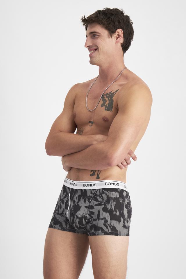 JOSH (He/Him) wears size M and is 185.48cm tall with 99cm chest and 81cm waist