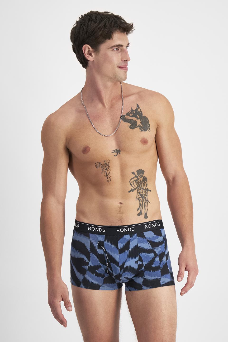JOSH (He/Him) wears size M and is 185.48cm tall with 99cm chest and 81cm waist
