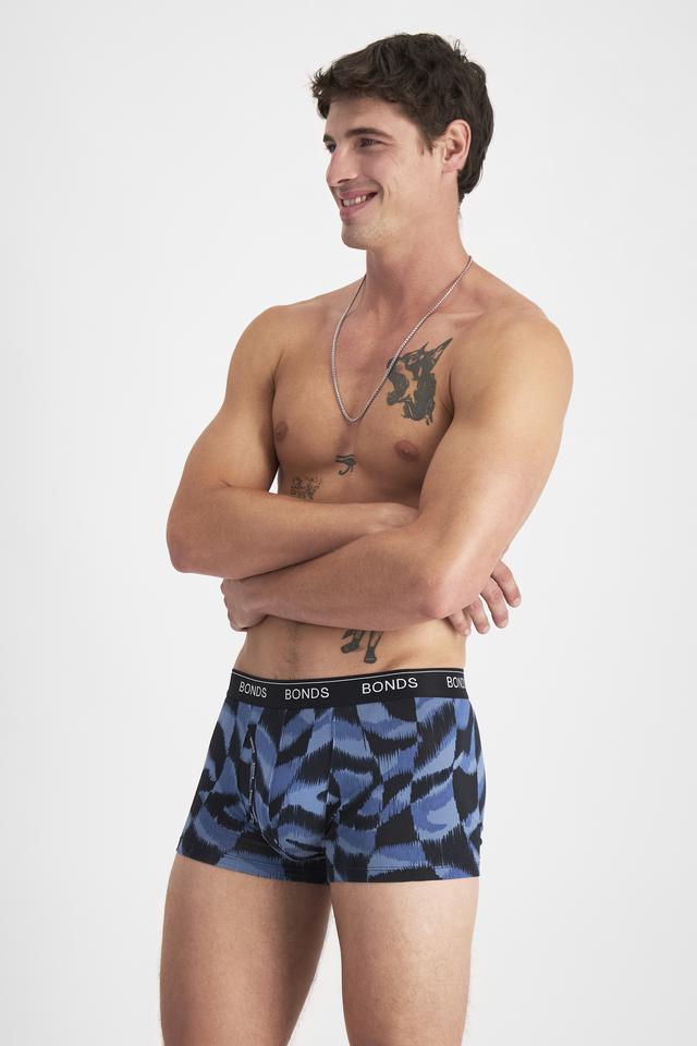 JOSH (He/Him) wears size M and is 185.48cm tall with 99cm chest and 81cm waist