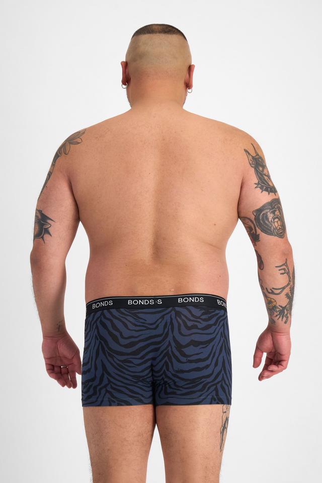 Mike (He/Him) wears size XL and is 180cm tall with 120cm chest and 96cm waist