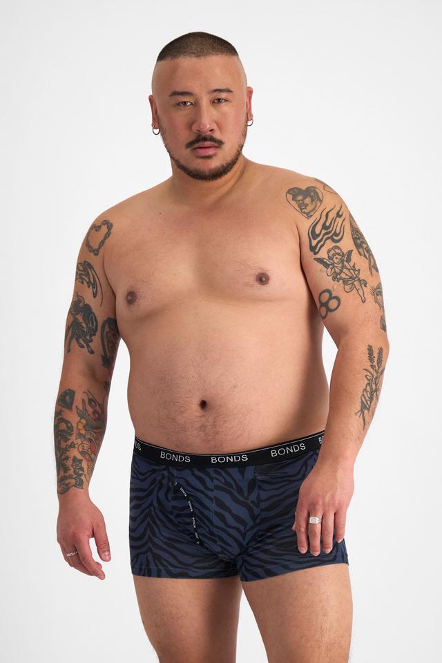 Mike (He/Him) wears size XL and is 180cm tall with 120cm chest and 96cm waist
