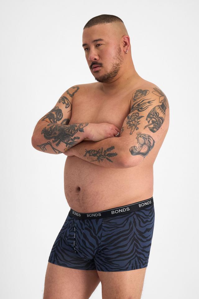 Mike (He/Him) wears size XL and is 180cm tall with 120cm chest and 96cm waist