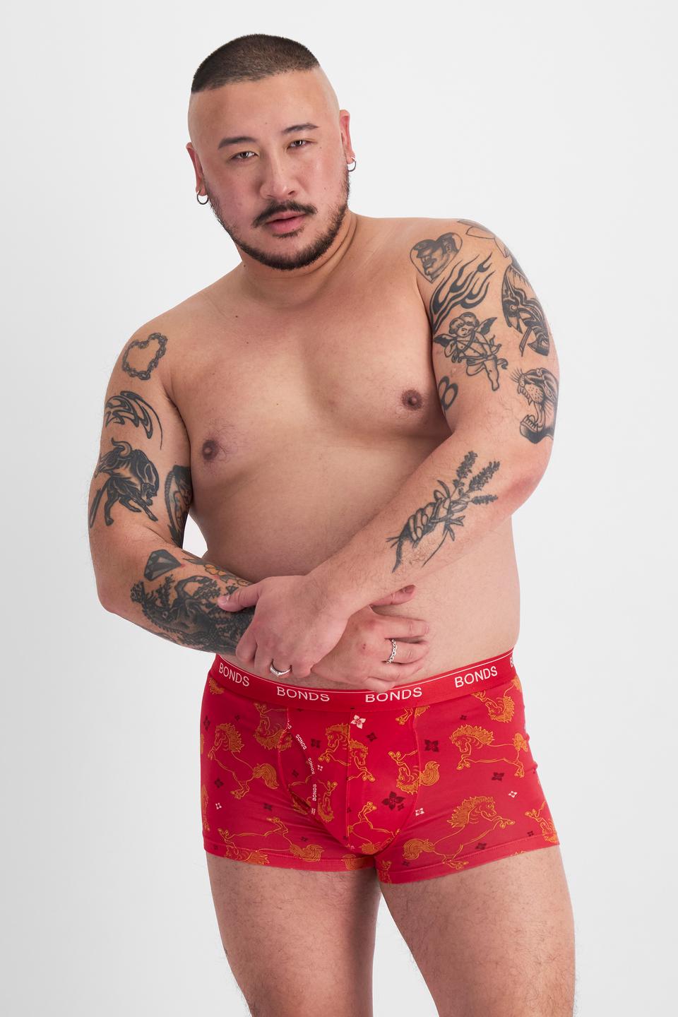 Mike (He/Him) wears size XL and is 180cm tall with 120cm chest and 96cm waist