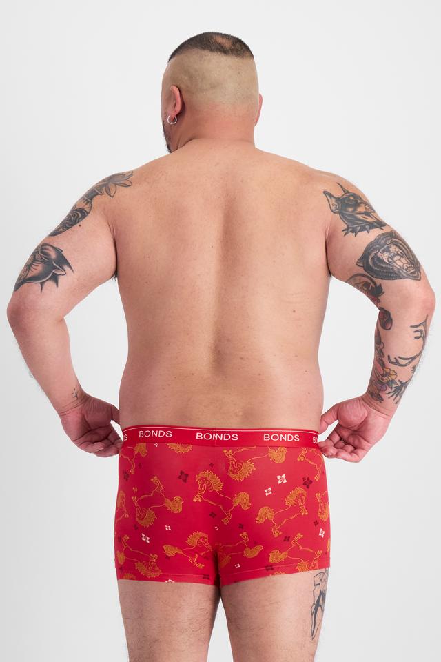 Mike (He/Him) wears size XL and is 180cm tall with 120cm chest and 96cm waist