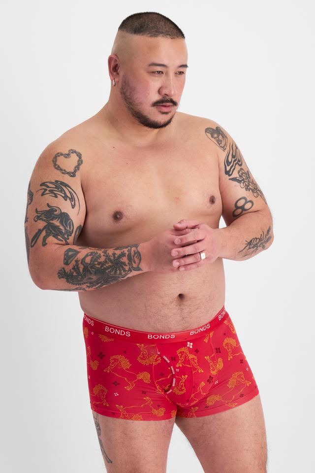 Mike (He/Him) wears size XL and is 180cm tall with 120cm chest and 96cm waist