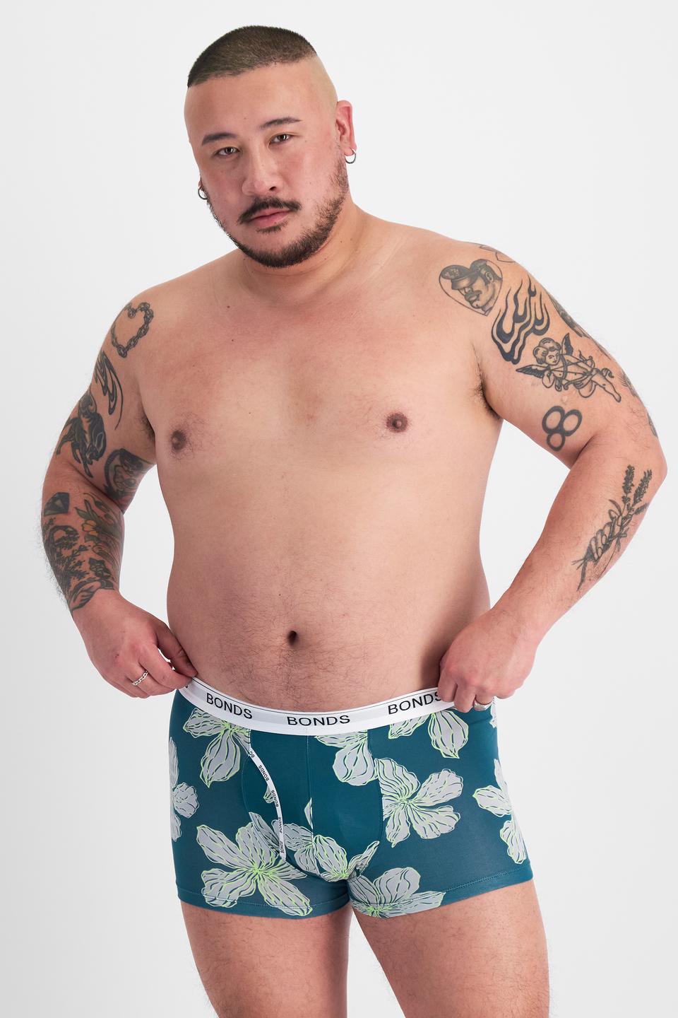 Mike (He/Him) wears size XL and is 180cm tall with 120cm chest and 96cm waist
