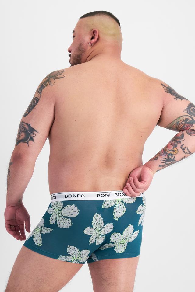 Mike (He/Him) wears size XL and is 180cm tall with 120cm chest and 96cm waist